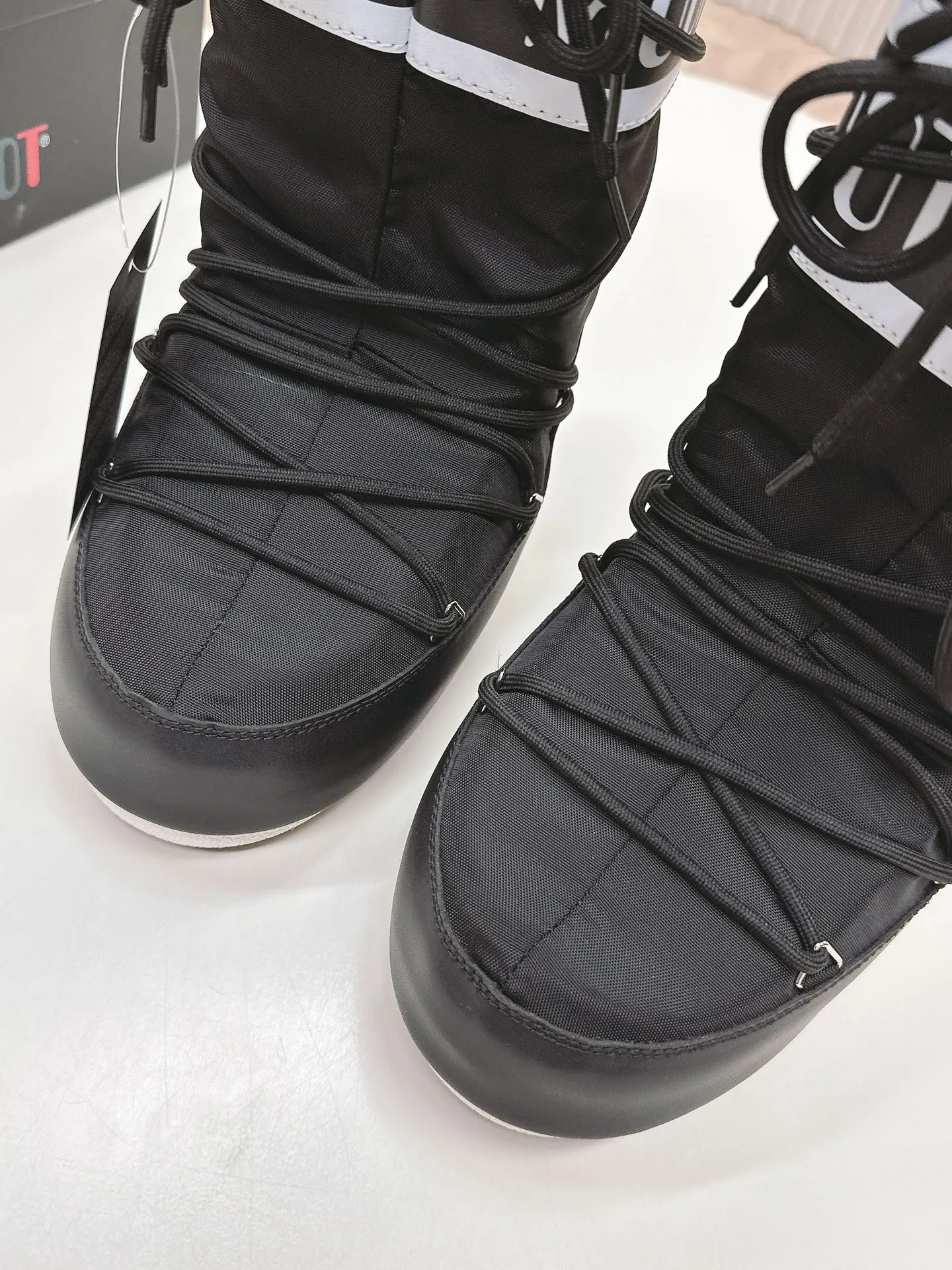 Men's men's shoes pP620! Fabric high boots Moon Boot 24ss The latest snow boots series for autumn and winter... Ugly snow short boots Forget UGG, fashionable people are wearing Moon Boot snow boots. If you find it difficult to accept the revival of UGG, now there is a more alternative snow boot that is back. It is 4 cm taller, that is the Moon Boot. It was already very popular in the millennium. Paris Hilton, Victoria Beckham and other celebrities often wore it, and now the Y2K trend is popular again. The same QQ show outfit worn by young children. The ugly snow boots that have been shown by thousands of people have become popular again. They are not distinguished between men and women. They look slim and warm and easy to wear. Fabric: 70% cotton and 30% plastic. Lining: 100% silk cotton liner. Feet: 100% silk cotton liner. Outsole: thermoplastic rubber. Bottom thickness: 4cm. Size: #35-41 (41 customization is not returnable).